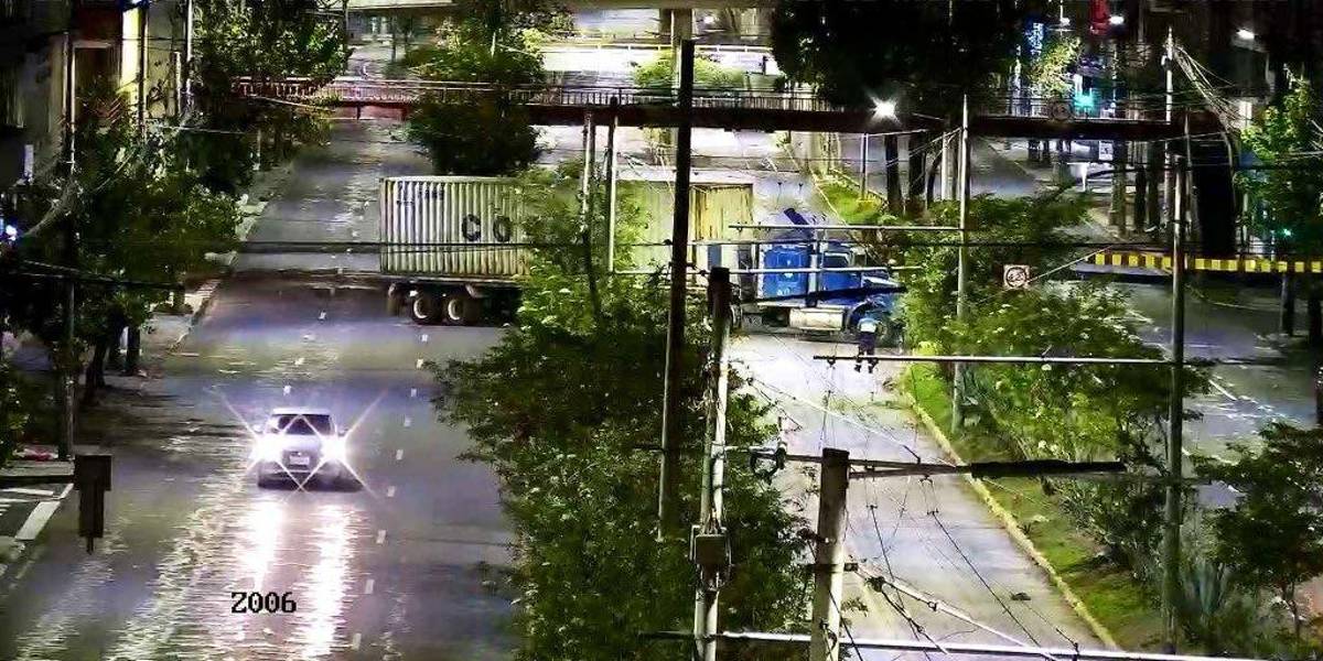 Quito: el carril exclusivo del Trolebús se cerró en la av. 10 de Agosto por siniestro de un tráiler