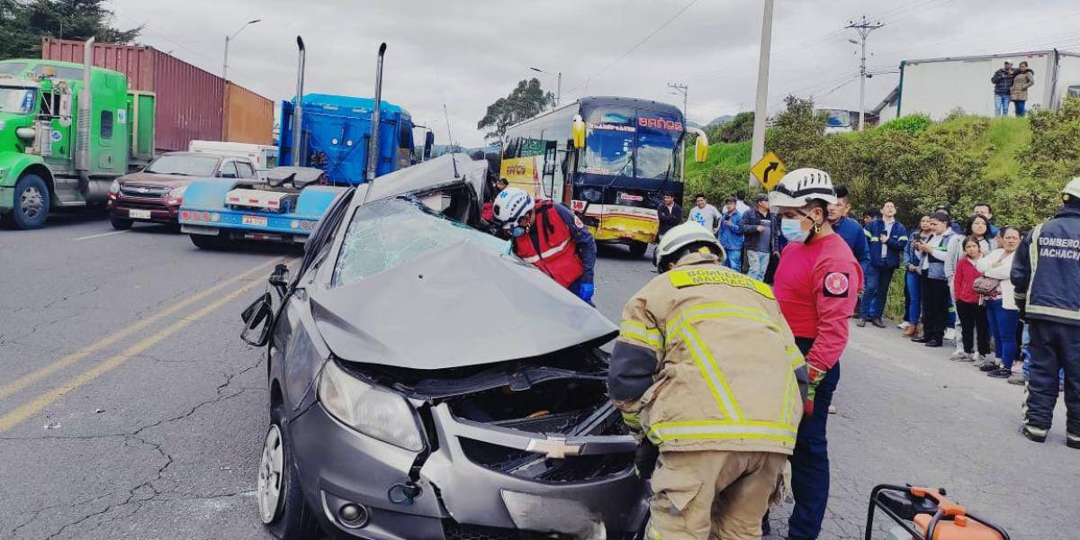 Quito: siniestro de tránsito deja un fallecido en la curva de Santa Rosa