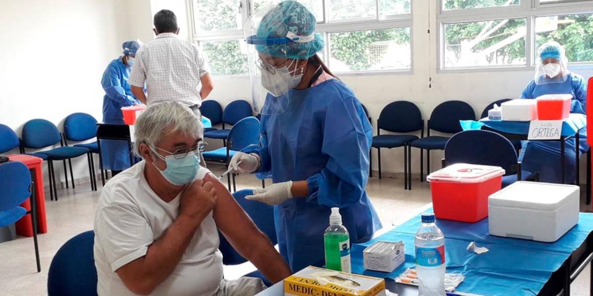 Habilitan 28 puntos de vacunación para este sábado y domingo en Quito y Guayaquil