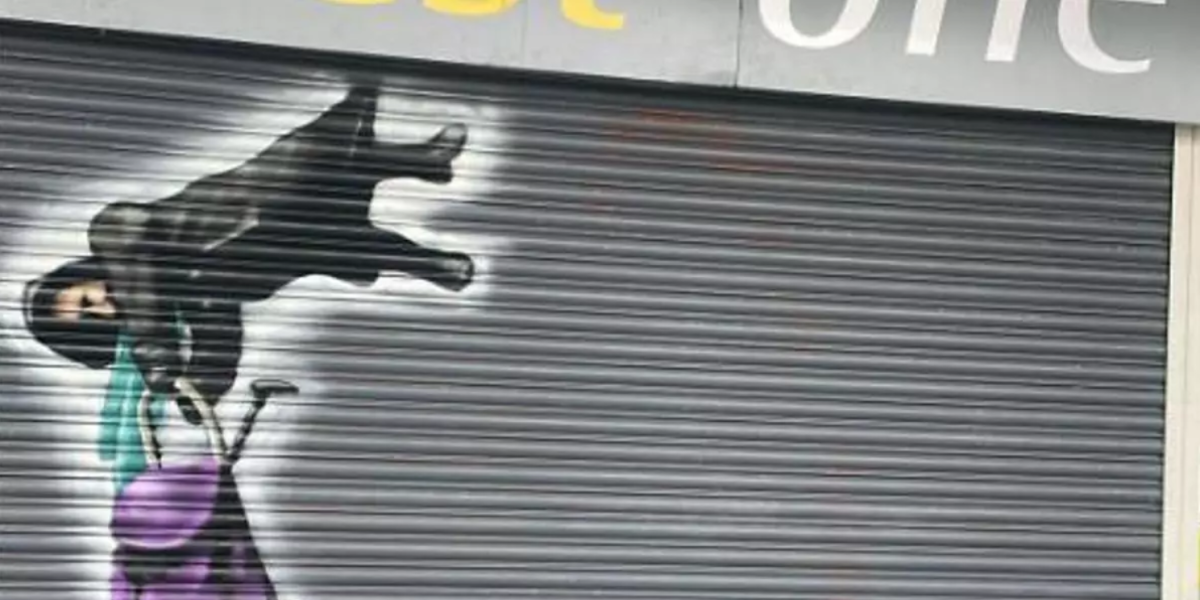 El graffiti en homenaje a la señora que se quedó colgada de una lanfor en Reino Unido causa sensación