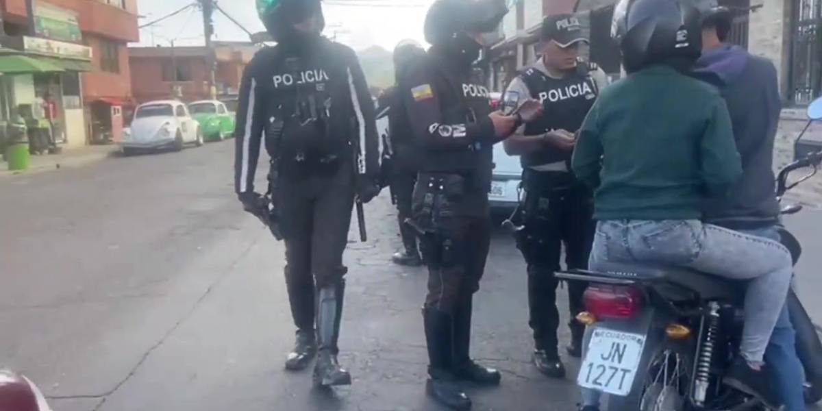 Quito: habitantes de Guamaní lincharon a un ciudadano y quemaron su moto, creyendo que era un delincuente