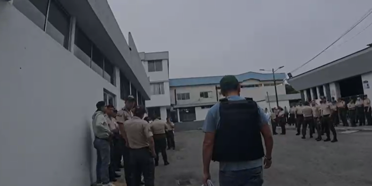 Guayaquil: Policía señalado por filtrar datos, estuvo implicado en red para vender carros robados de Colombia