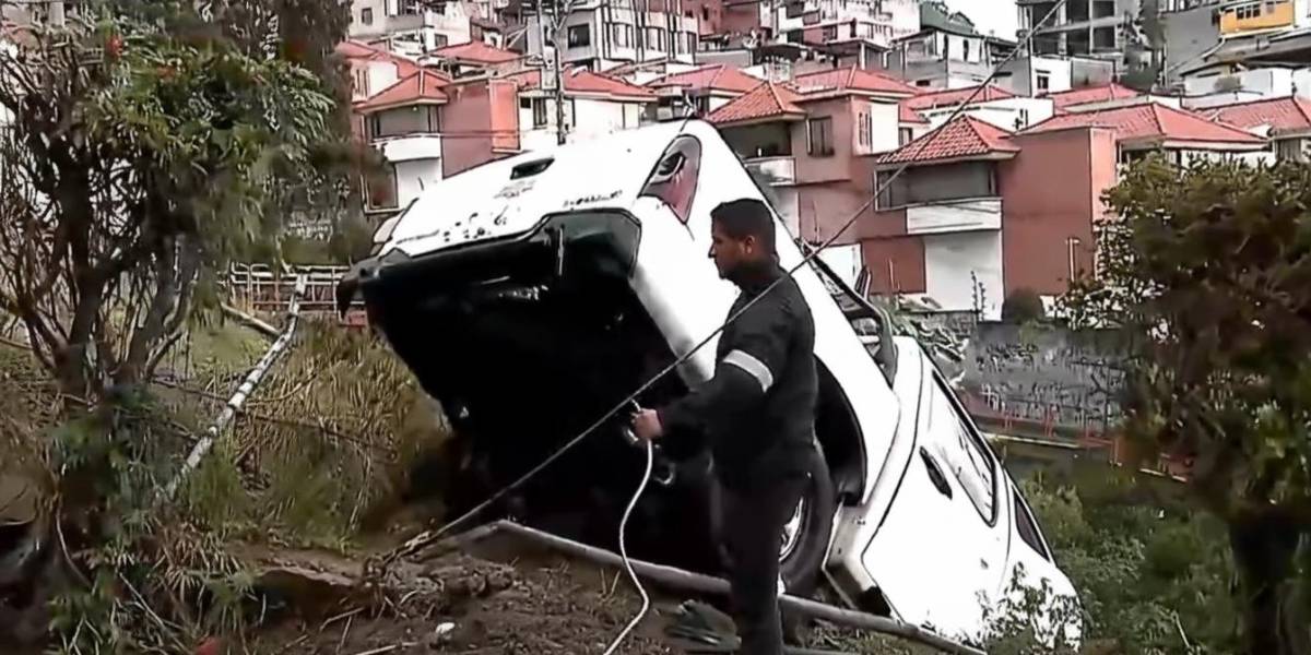 Una camioneta quedó al borde de una quebrada y otro auto se volcó en el occidente de Quito