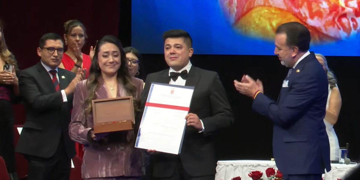 Paulina Tamayo fue reconocida por el Consejo Metropolitano de Quito con el máximo galardón de la ciudad