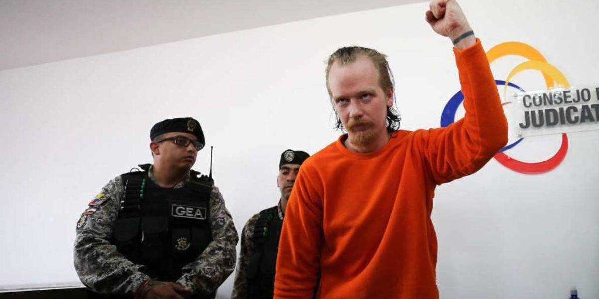 Ola Bini es declarado culpable de acceso no consentido a sistemas informáticos en Ecuador