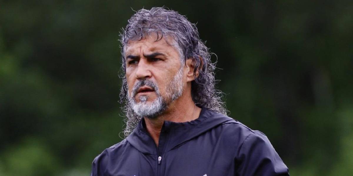 Emelec anuncia la salida de Leonel Álvarez