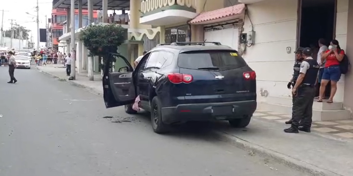 Mujer es asesinada dentro de un vehículo, en Manta