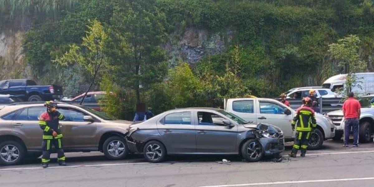 Un cierre parcial se registra en la av. Simón Bolívar por el choque de seis vehículos