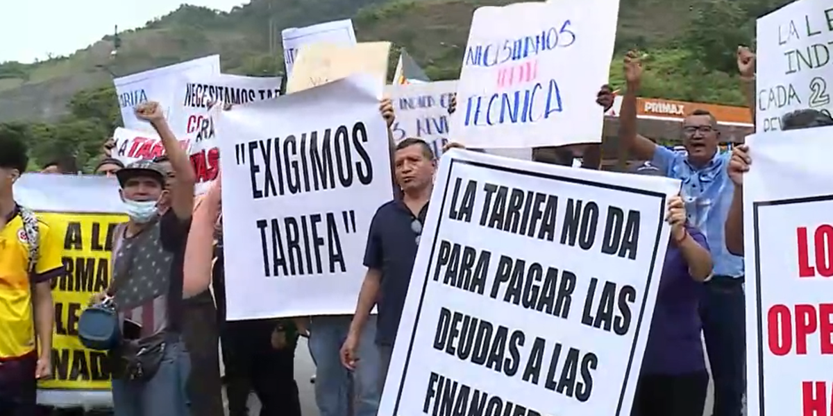 Transportistas protestaron por el aumento del pasaje de bus en Guayaquil