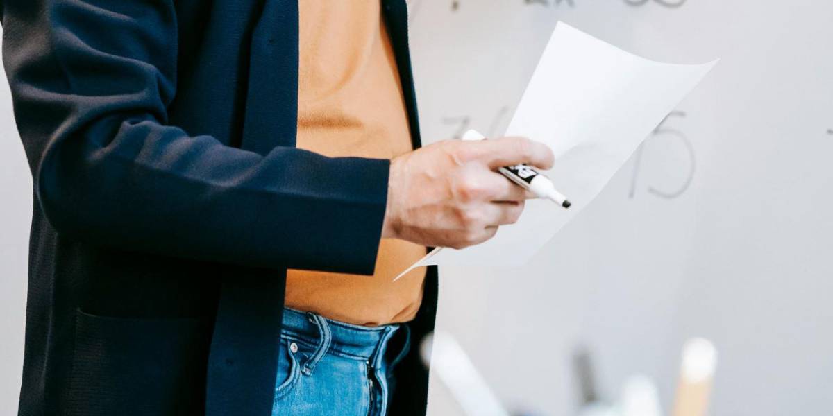 El docente acusado de abuso sexual en Rumiñahui va a juicio, pero se defenderá en libertad