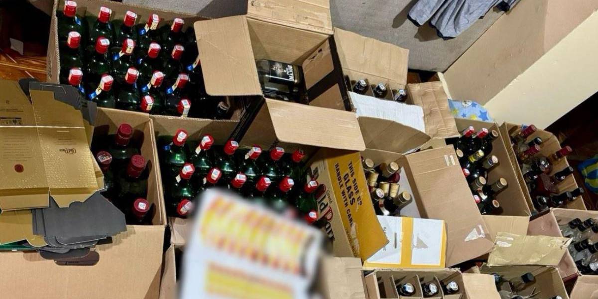 10 000 botellas de licor adulterado fueron incautadas en Quito