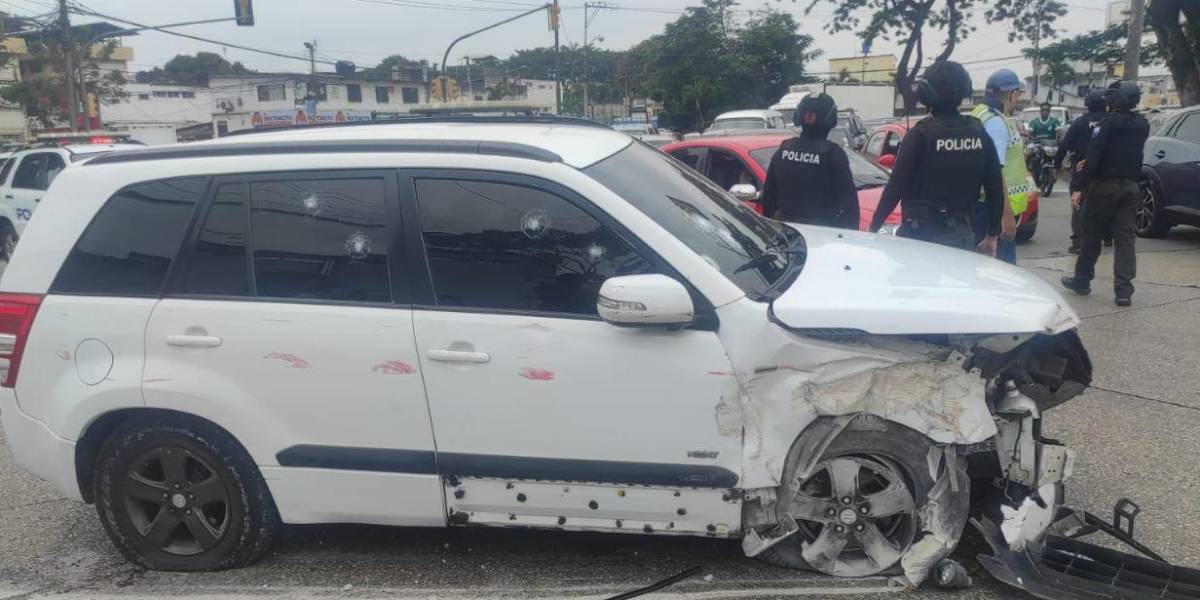 Un auto blindado fue atacado a tiros en Guayaquil y la conductora sobrevivió al ataque