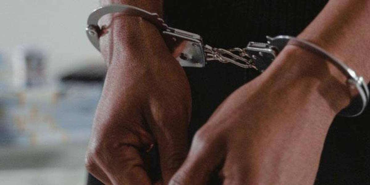 Ambato: un joven habría asesinado a su padre porque estaba golpeando a su mamá