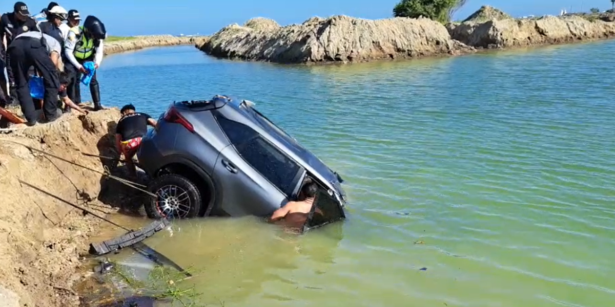 Tres personas mueren atrapadas en un carro que cayó a una piscina de sal en Salinas