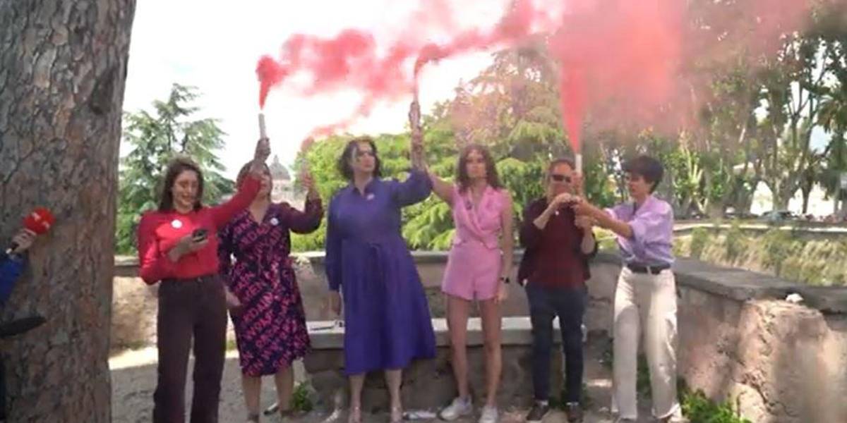 Fumata rosa en el Vaticano para reclamar la ordenación sacerdotal de mujeres