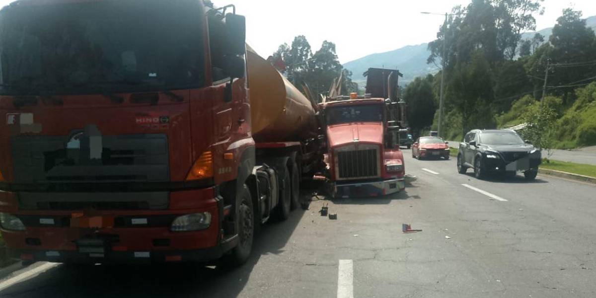 Un tanquero y un tráiler se chocaron en la avenida Simón Bolívar