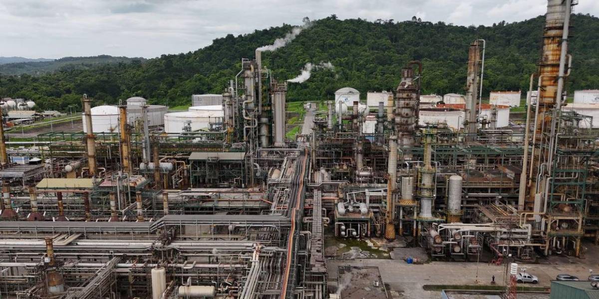 Petroecuador declara en emergencia las operaciones de la Refinería de Esmeraldas tras afectaciones por el sismo