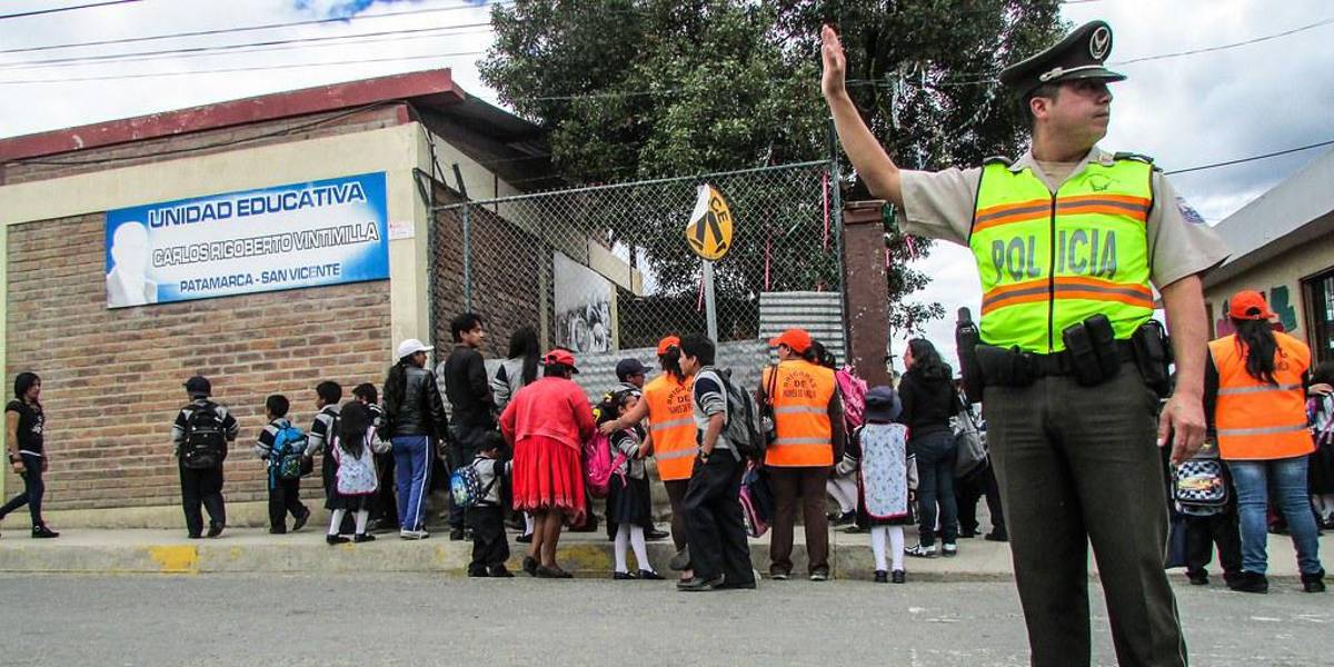 Inicio de clases en la Sierra y Amazonía | 11 442 policías custodiarán los ingresos y salidas de los planteles educativos
