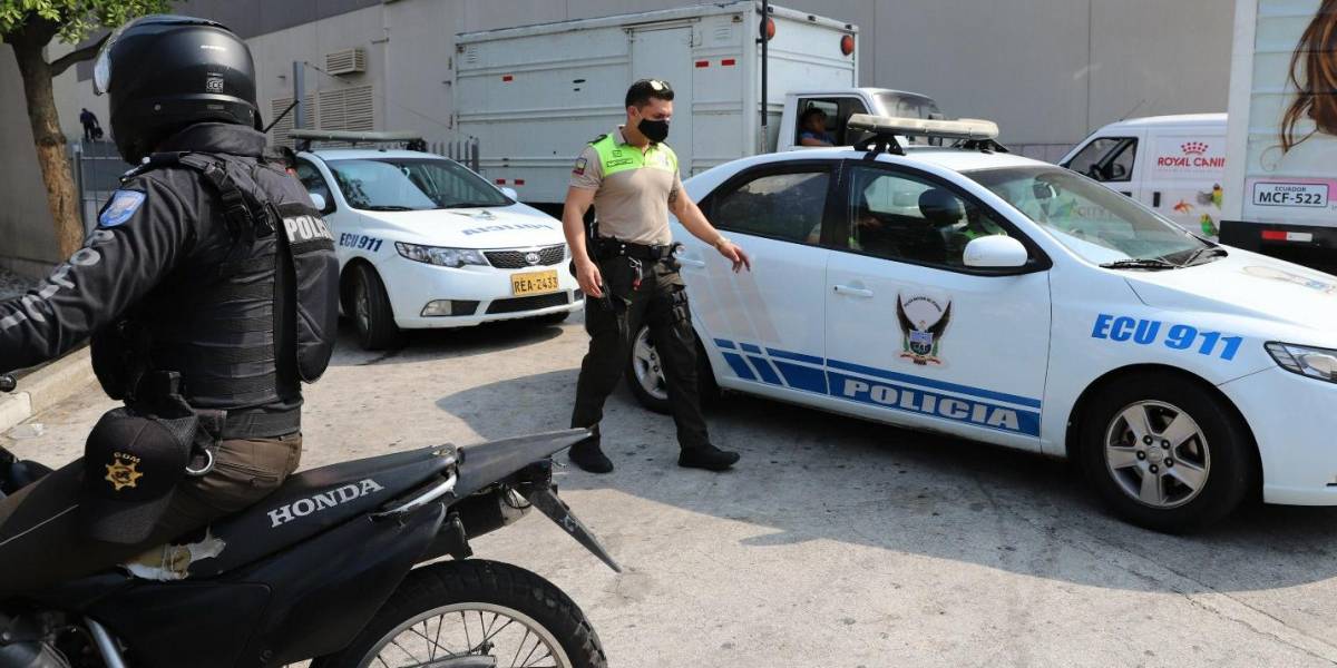 Policías son agredidos a piedrazos en Manta