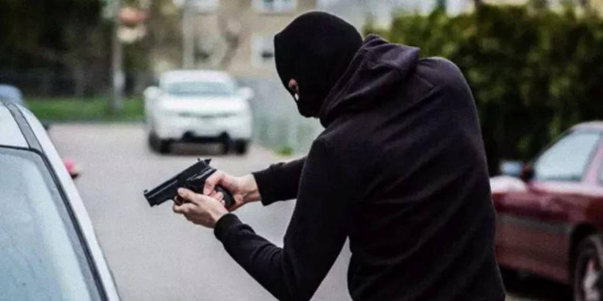 Quito | Fingieron estar heridos en la calle para que un conductor se baje y robarle el auto