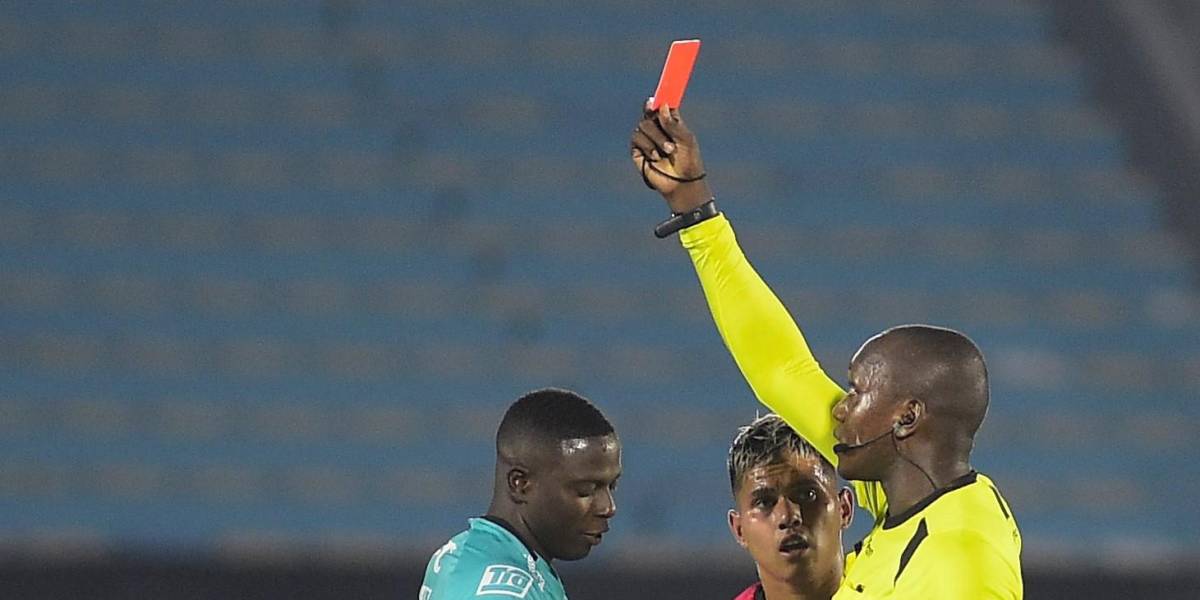 Moisés Ramírez se disculpa por la expulsión en Copa Libertadores; es la cuarta vez que recibe una tarjeta roja