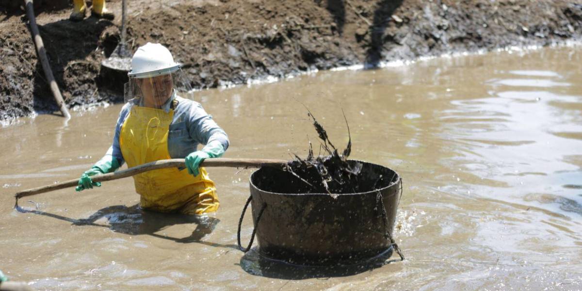El Gobierno recupera 15 200 barriles de petróleo tras labores de limpieza