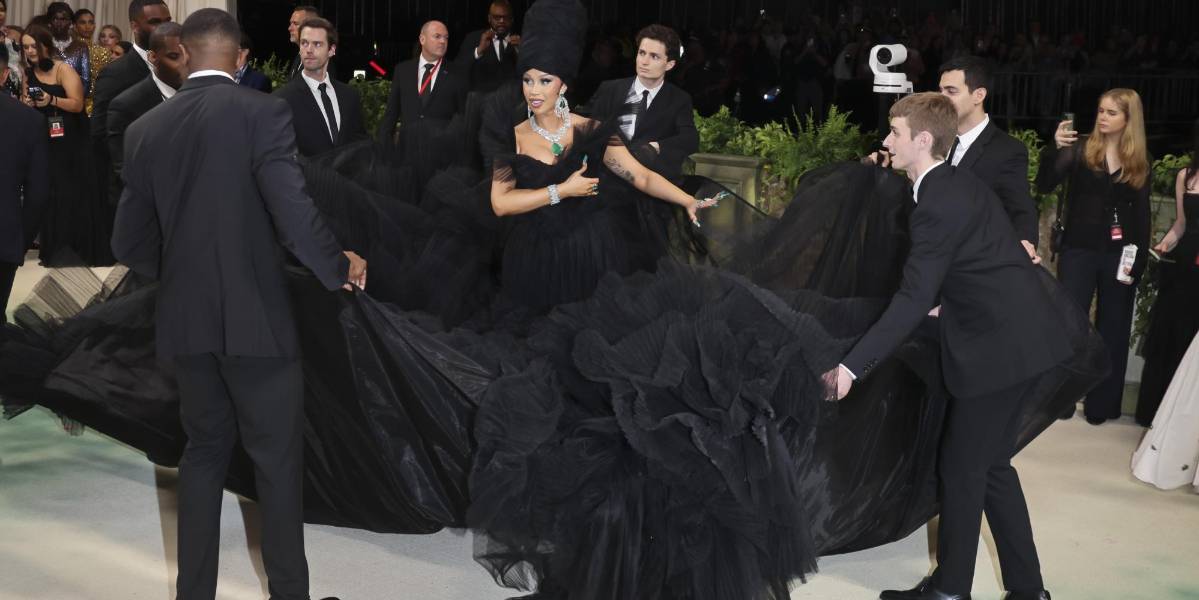 Los invitados a la Met Gala lucieron sus vestuarios más extravagantes en la alfombra verde