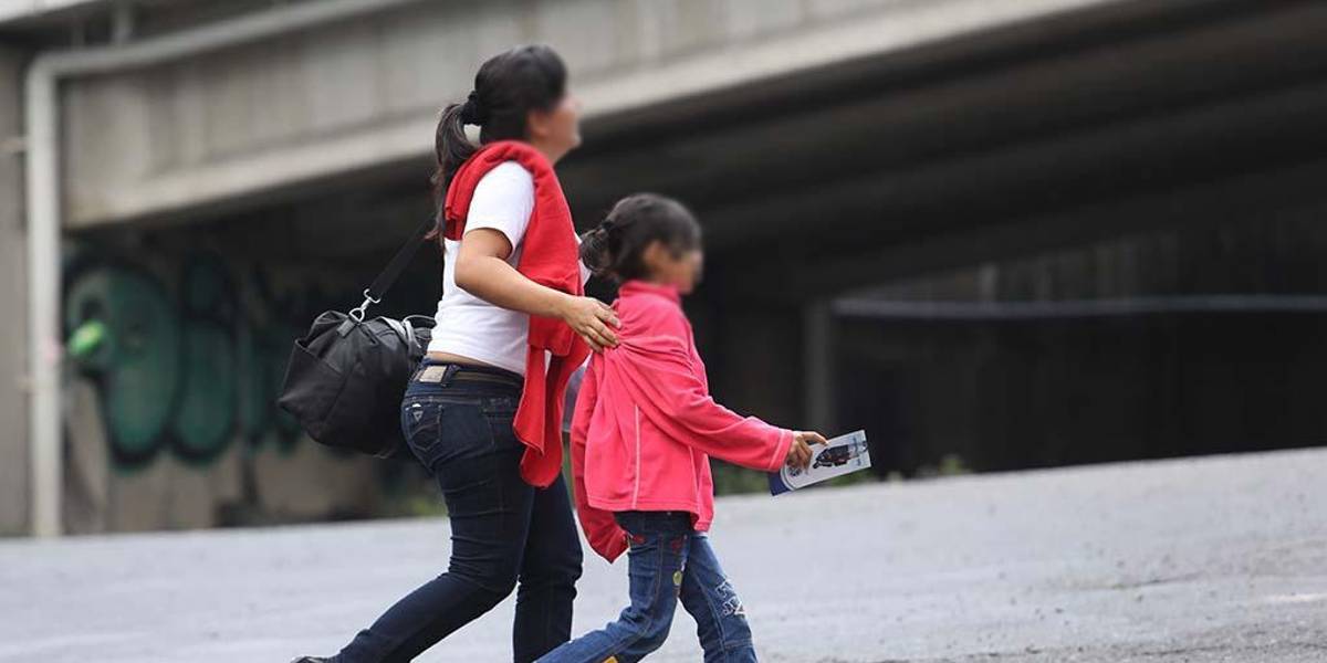 Una niña de seis años, enviada por EE.UU. a Ecuador, se convierte en la deportada más joven