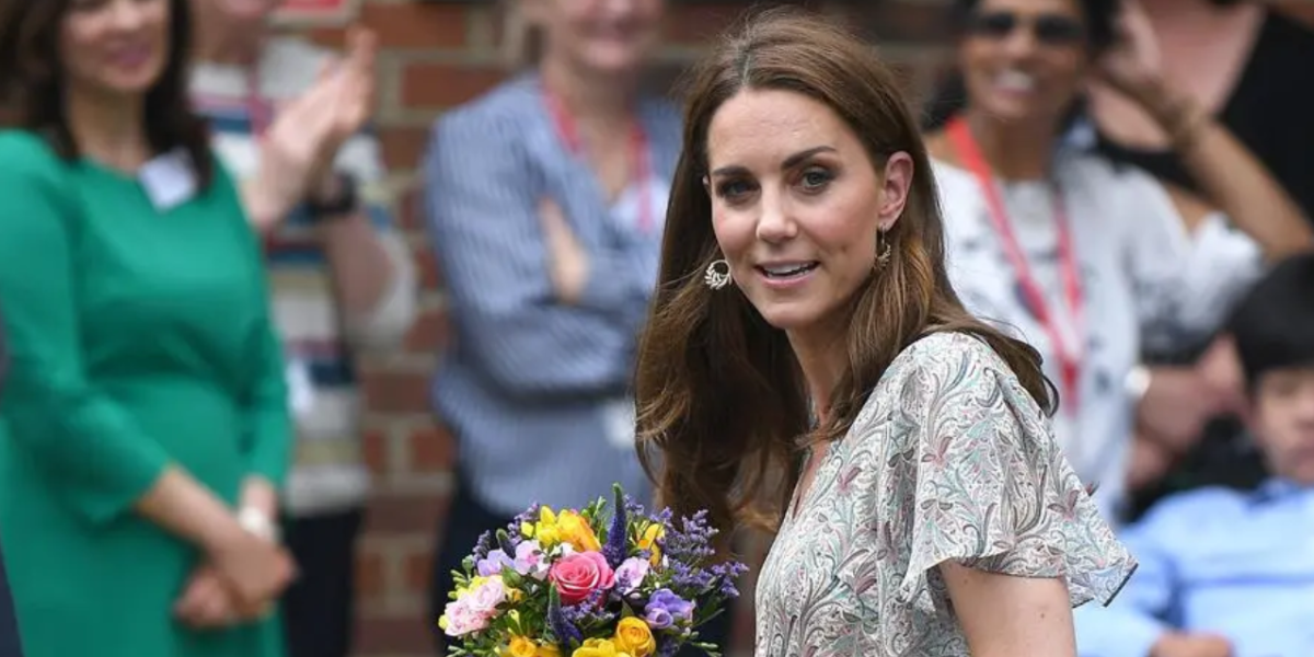 Un diario británico afirma que Kate Middleton fue vista en público feliz y saludable, pero aún no hay imágenes