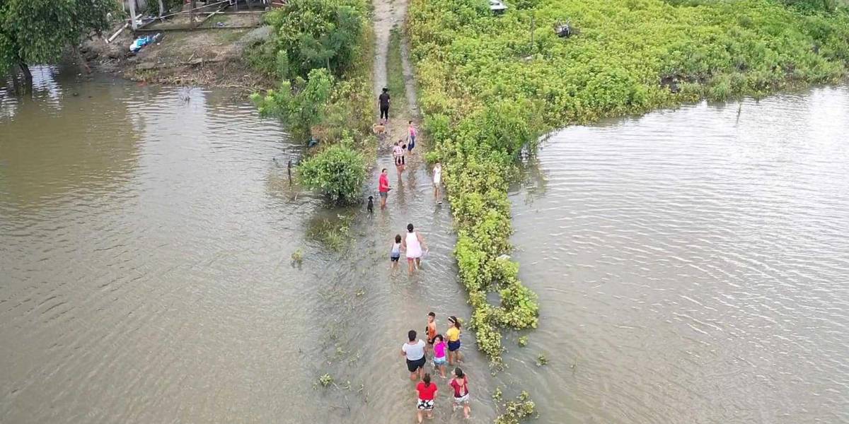 Casi 20.000 personas están afectadas por las inundaciones en Santa Lucía, Guayas