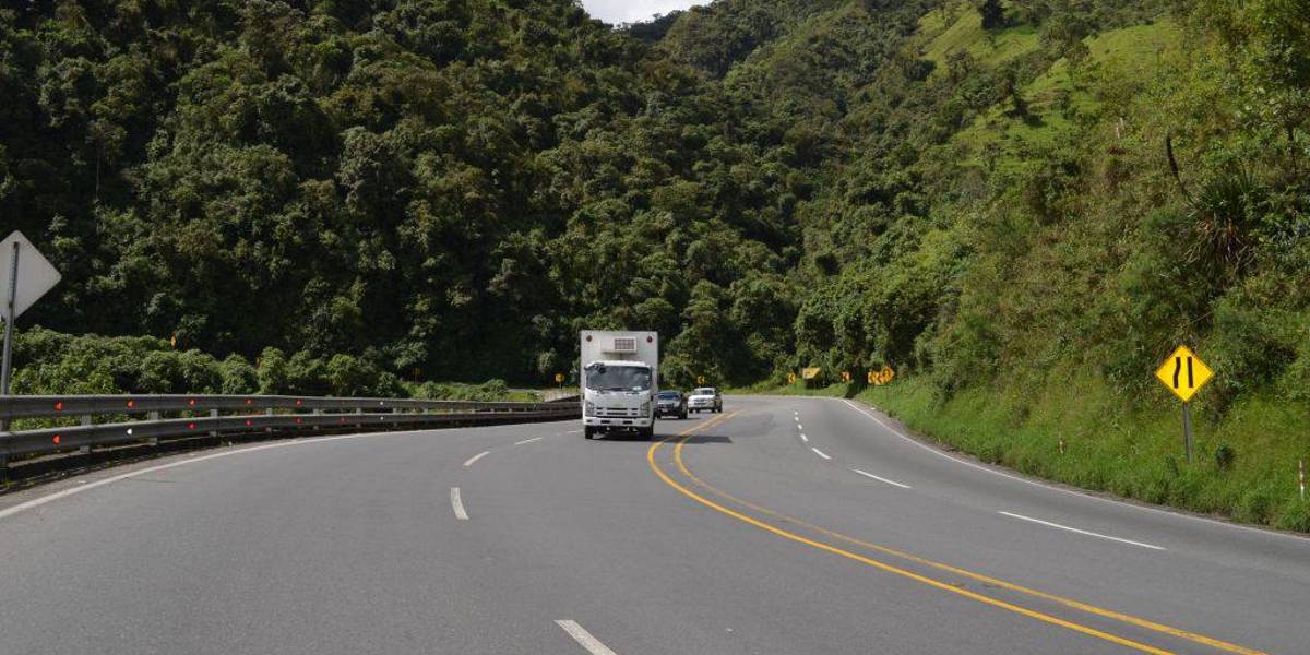 La vía Alóag – Unión del Toachi permanecerá cerrada hasta las 12:00 de este lunes 29 de abril