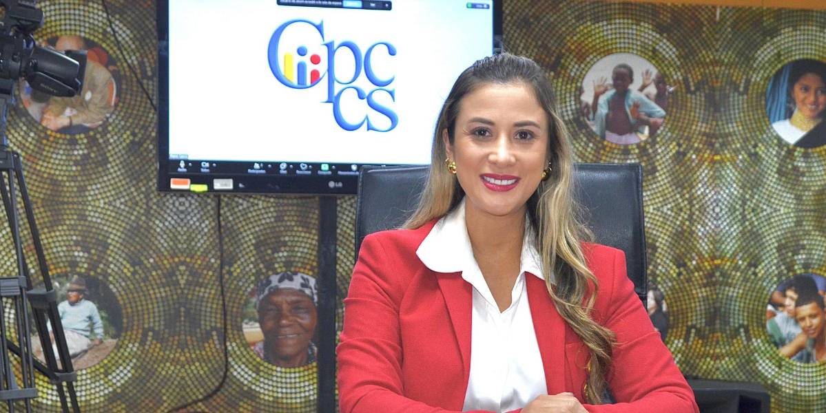 El oficialismo presentó una solicitud de juicio político contra la Liga Azul y Nicole Bonifaz