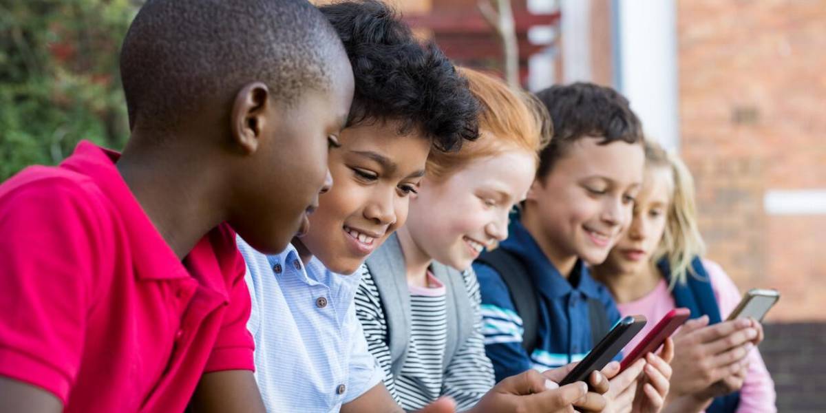 Nuevo estudio revela que la principal preocupación de padres es que las redes sociales afecten la socialización de sus hijos