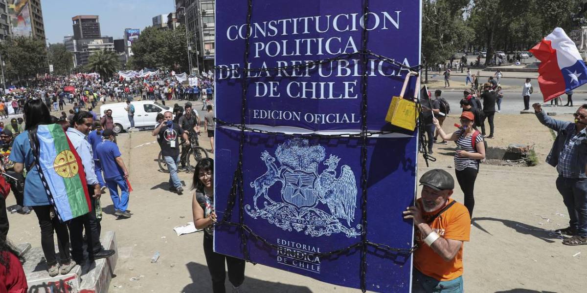 Chile: el 'No' a la nueva constitución aventaja en 10 puntos al 'Sí' en la última encuesta