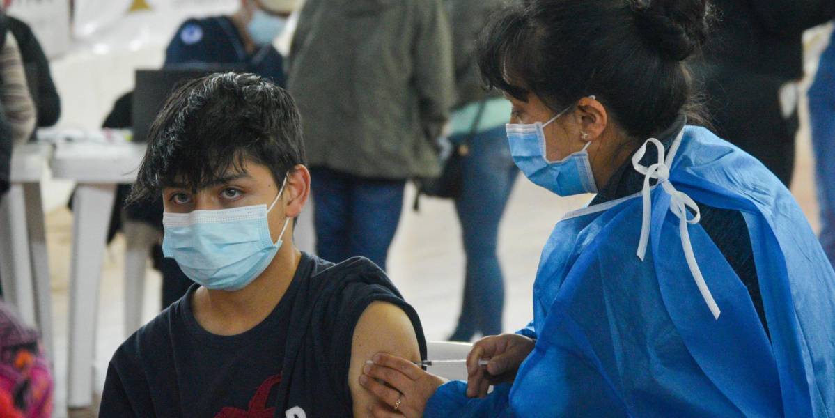 Ecuador registró solo 17 casos de COVID-19 en un día, mientras se acerca a inmunizar al 80% de la población