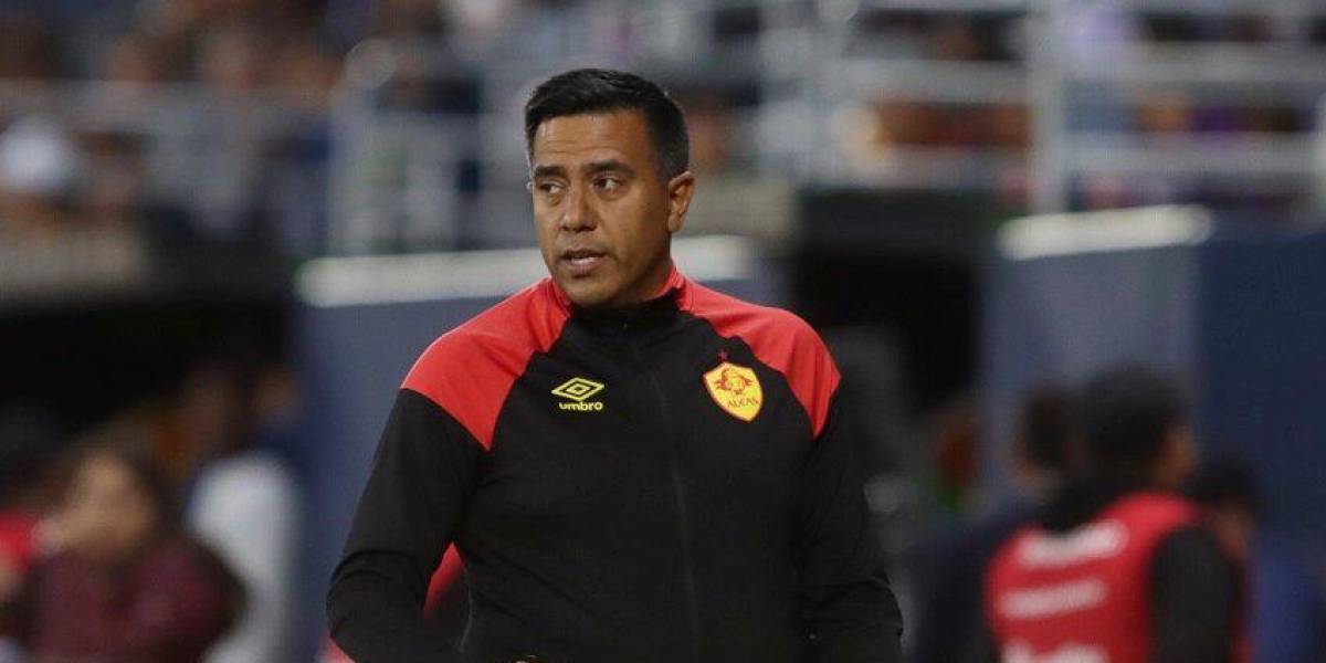 César Farías fue despedido de Aucas, tras agredir a dos jugadores del Delfín