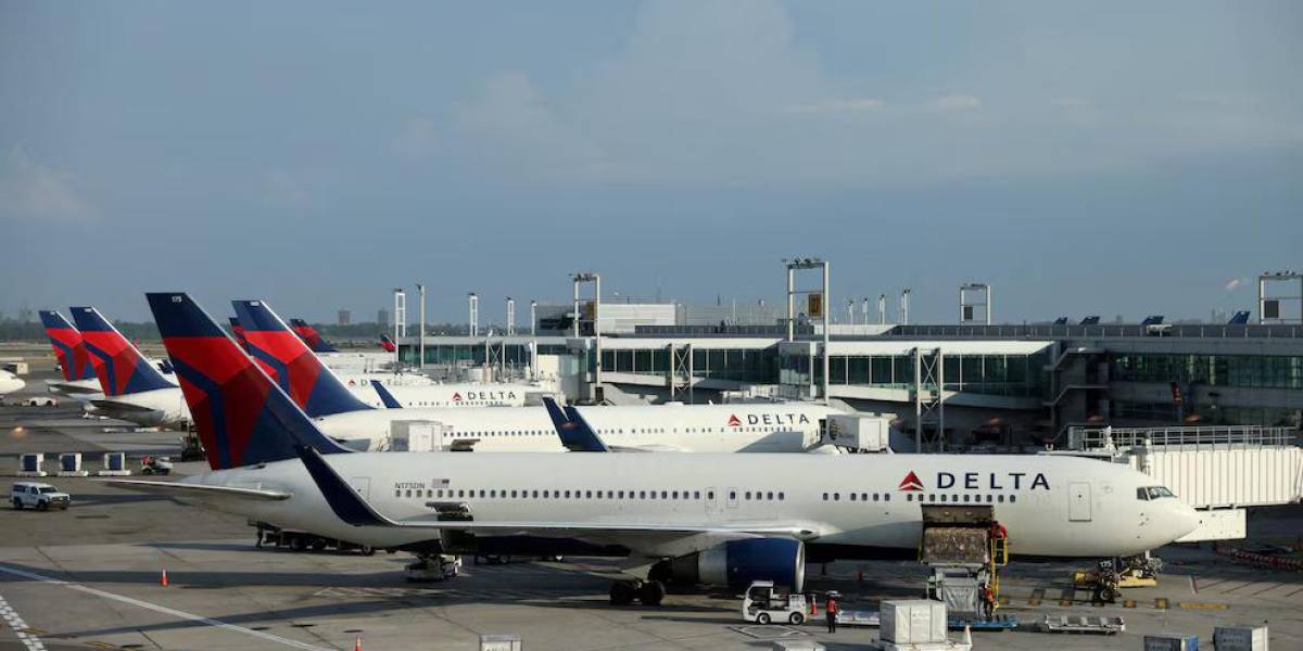 4 heridos tras una evacuación de emergencia en Atlanta tras fallo en un motor de avión