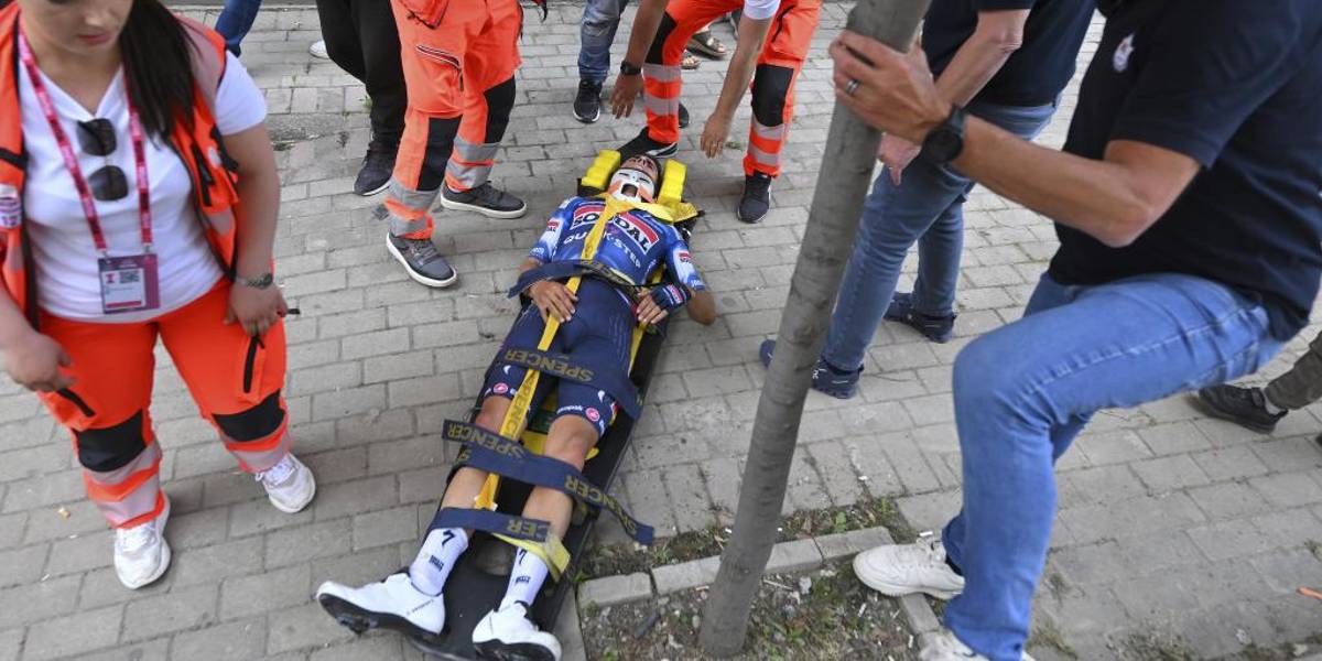 Mikel Landa es evacuado en camilla y abandona el Giro de Italia 2025