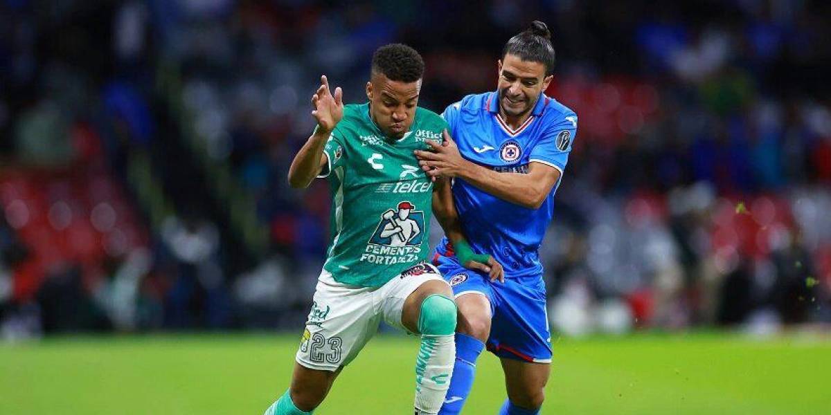 Byron Castillo dejó por un momento su faceta de jugador y se convirtió en superhéroe