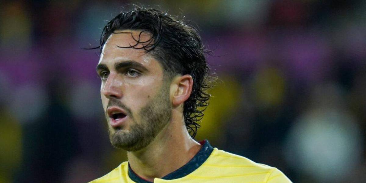 Sacerdote bendice los pies de Leo Campana para que haga más goles en el Mundial 2026