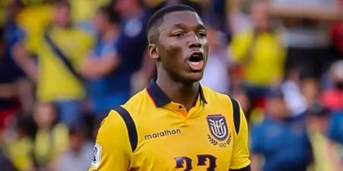 Moisés Caicedo fue felicitado por sus compañeros de la selección de Ecuador tras salir campeón con el Chelsea