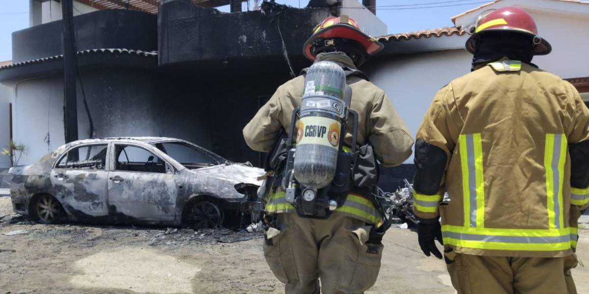 Lima: Una avioneta con dos personas se estrelló contra una casa