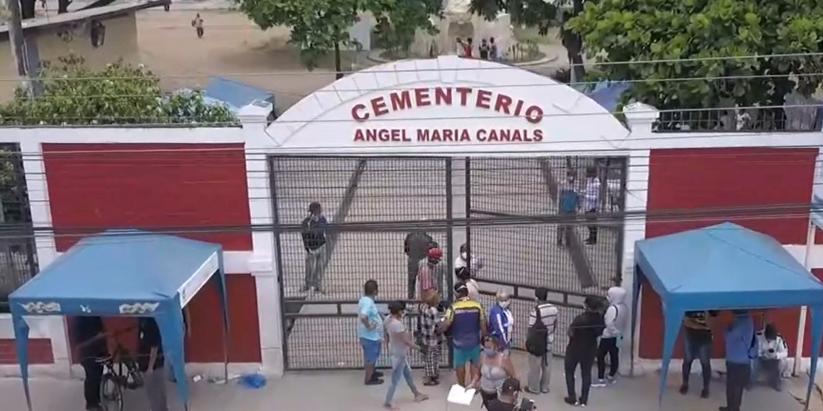 Tumbas entre la maleza y ventas informales: ciudadanos denuncian abandono en el Cementerio del Suburbio de Guayaquil