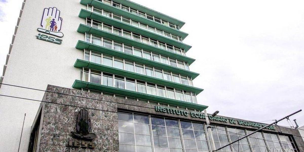 Más de mil profesores exigen al Ministerio de Educación el pago al IESS