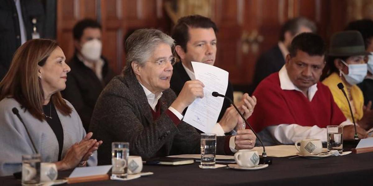 Lasso ofrece aumentar el Bono de Desarrollo Humano, condonar deudas en BanEcuador, crédito agrícola y subsidiar la úera al 50%