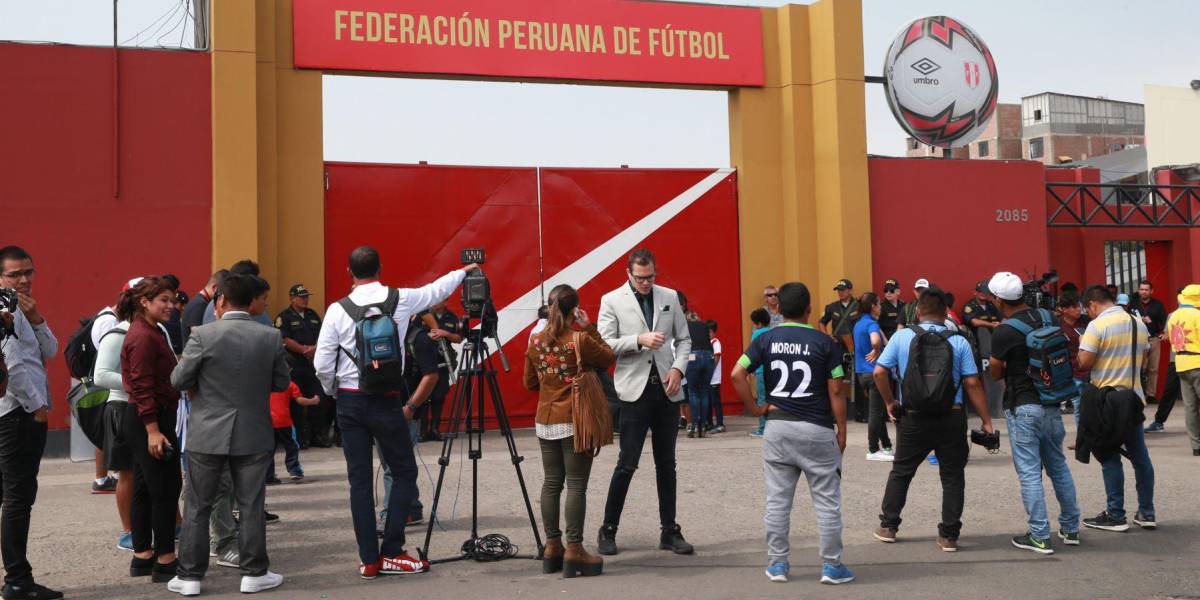 Allanan sede de Federación Peruana de Fútbol en investigación por corrupción