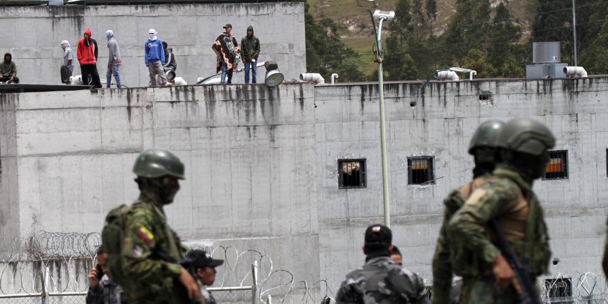 En la cárcel de Turi, en Cuenca, los guías penitenciarios y policías siguen retenidos por segundo día consecutivo