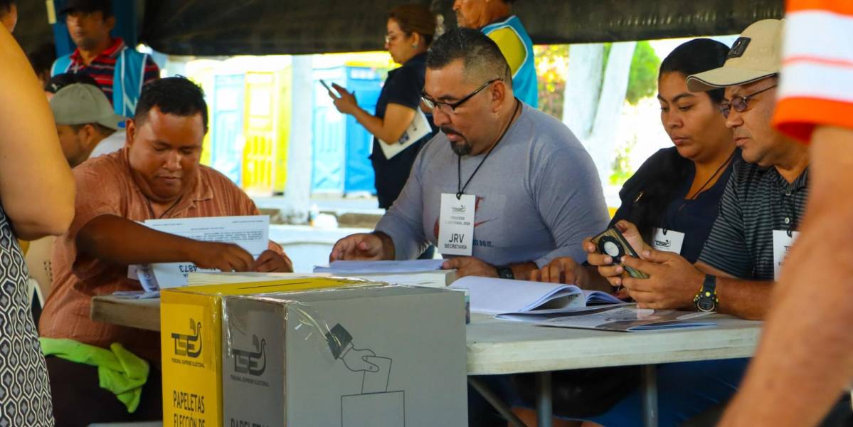 Abren los centros de votación para las legislativas y presidenciales en El Salvador