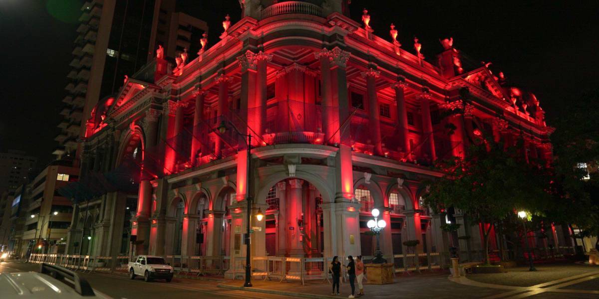 La Alcaldía de Guayaquil es criticada por iluminar de rojo el palacio municipal por el Día de la Mujer