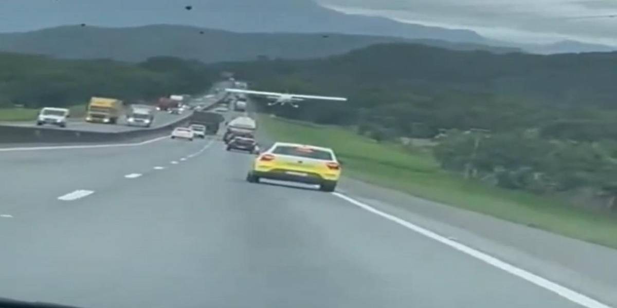 Una avioneta en apuros aterriza en medio de automóviles en una carretera al sur de Brasil